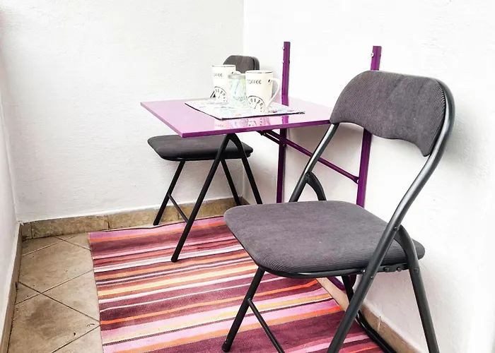 Sunny Central One-bedroom شقة *