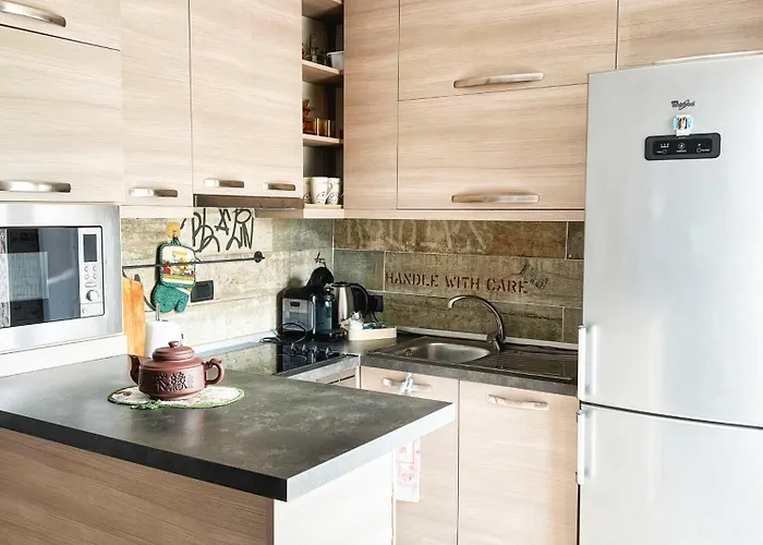 Sunny Central One-bedroom شقة