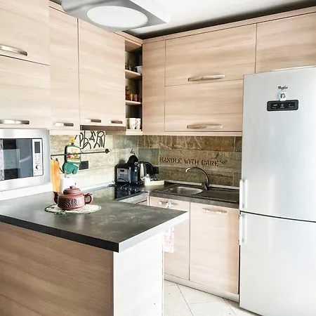 Sunny Central One-bedroom דירה