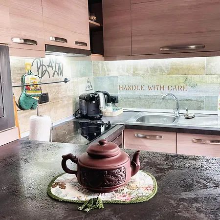 Sunny Central One-bedroom דירה טיראנה